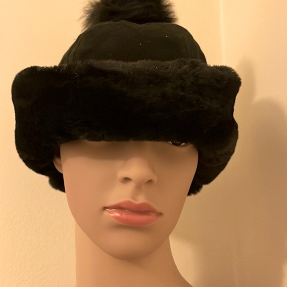 Ugg hat with Pom Pom and optional flats - Picture 2 of 4